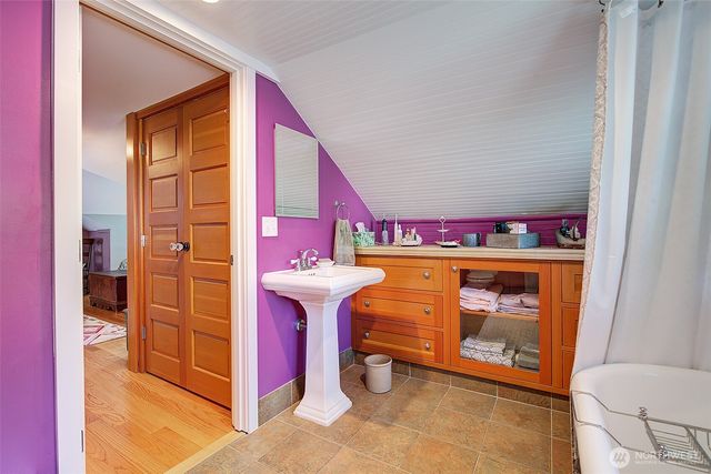 4655 Eastern Avenue N, Seattle, WA 98103