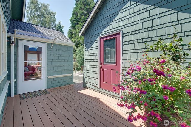 4655 Eastern Avenue N, Seattle, WA 98103
