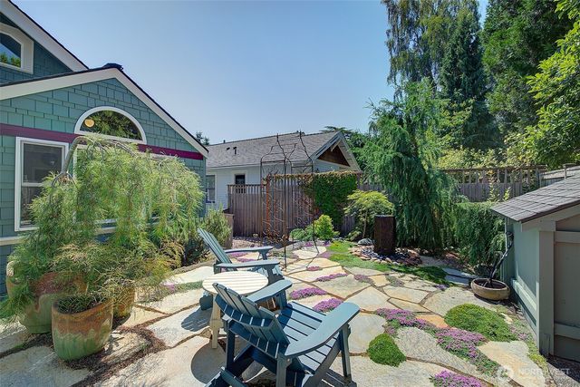 4655 Eastern Avenue N, Seattle, WA 98103