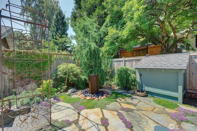 4655 Eastern Avenue N, Seattle, WA 98103