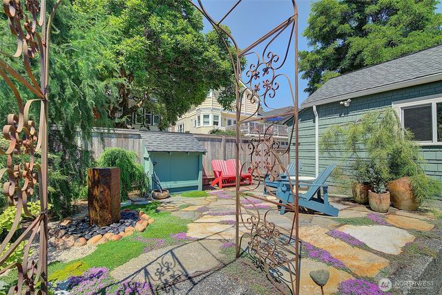 4655 Eastern Avenue N, Seattle, WA 98103