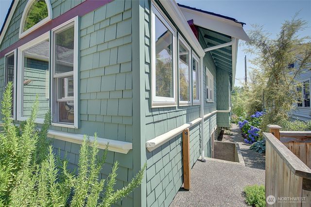 4655 Eastern Avenue N, Seattle, WA 98103