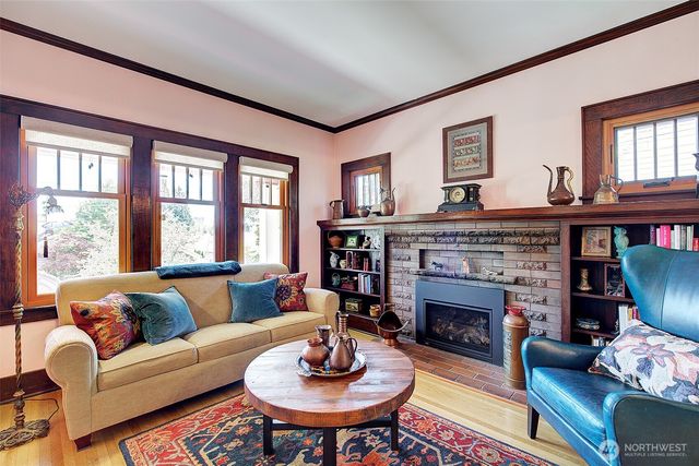 4655 Eastern Avenue N, Seattle, WA 98103
