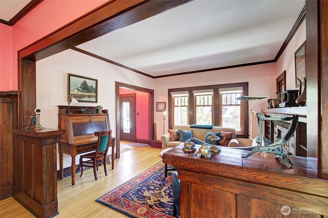 4655 Eastern Avenue N, Seattle, WA 98103