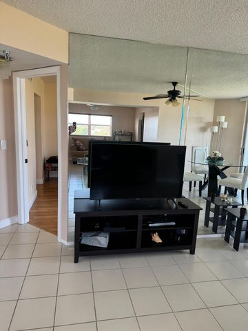 3465 Via Poinciana 806, Lake Worth, FL 33467