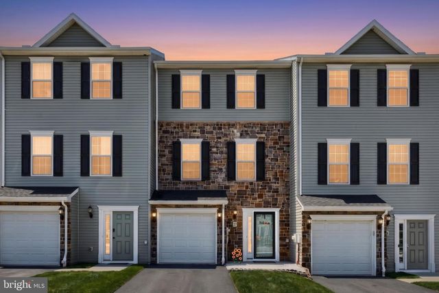 27 HOLSTEIN DR, Hanover, PA 17331