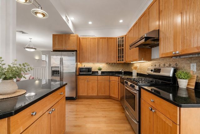 714 E 4th St 3, Boston, MA 02127