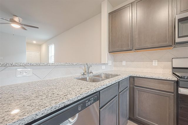 4923 Luke Mathew Drive, Rosharon, TX 77583