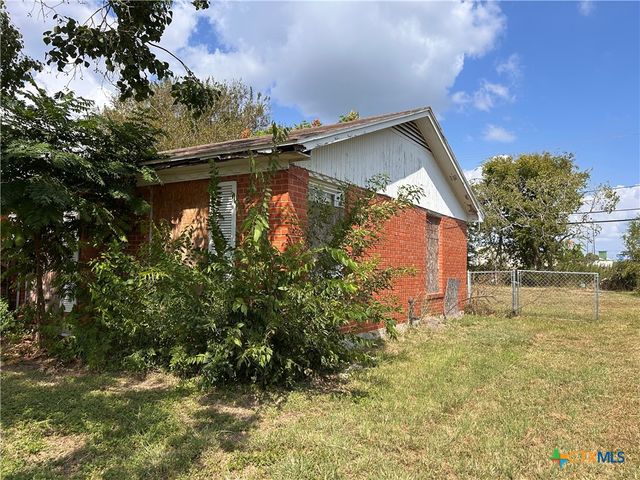 210 Travis Street, Port Lavaca, TX 77979
