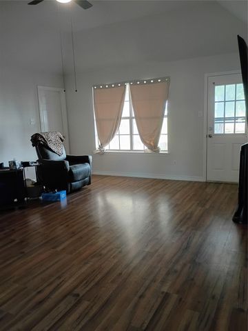 1019 San Jacinto ST, Lockhart, TX 78644