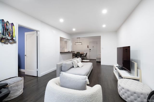 84-01 Main Street 527, Briarwood, NY 11435