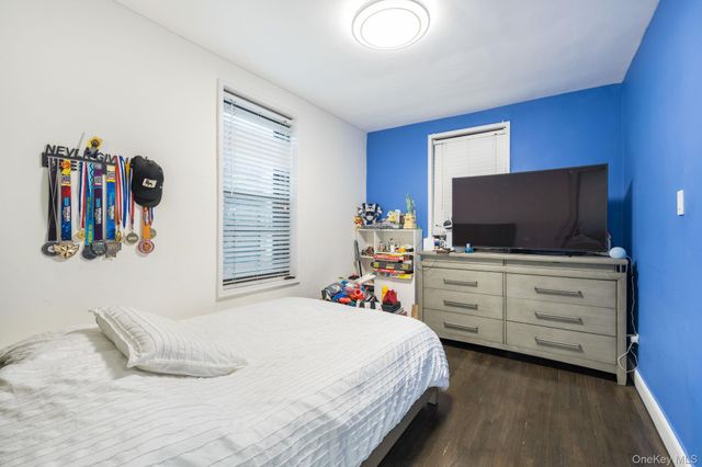 84-01 Main Street 527, Briarwood, NY 11435