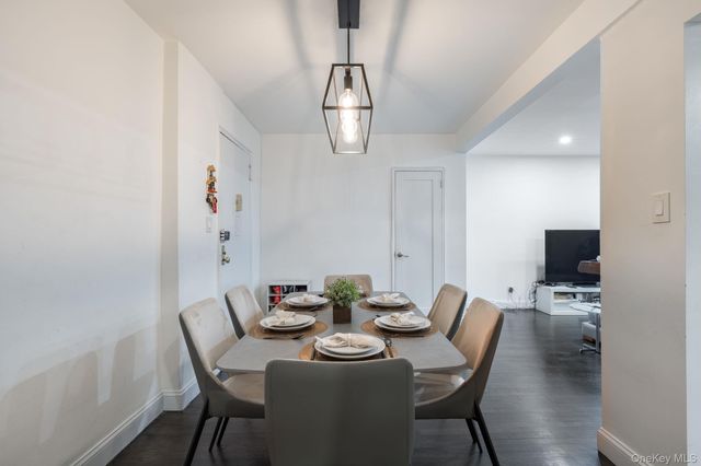 84-01 Main Street 527, Briarwood, NY 11435