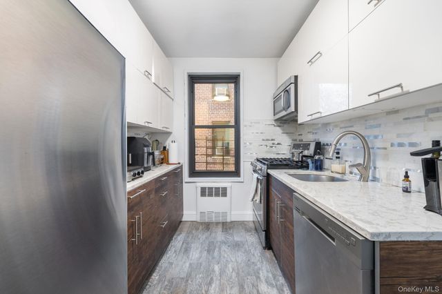 84-01 Main Street 527, Briarwood, NY 11435