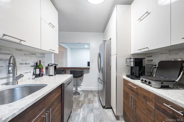 84-01 Main Street 527, Briarwood, NY 11435