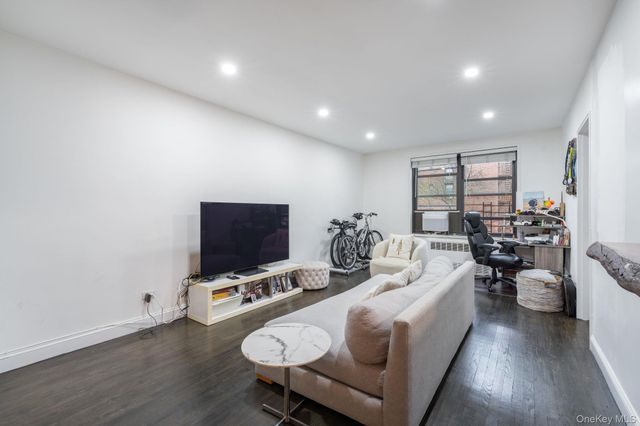 84-01 Main Street 527, Briarwood, NY 11435