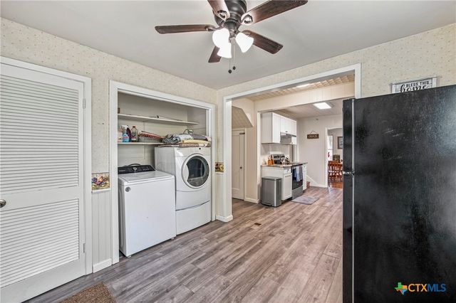 108 E College Street, Seguin, TX 78155