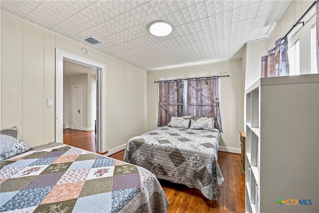 108 E College Street, Seguin, TX 78155