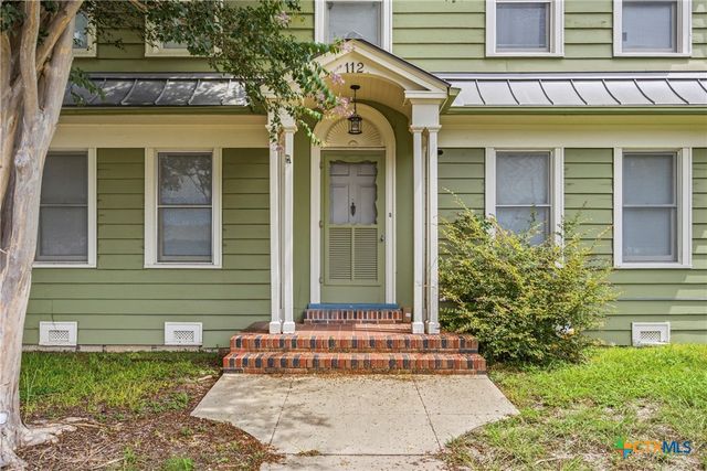 108 E College Street, Seguin, TX 78155