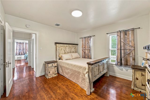 108 E College Street, Seguin, TX 78155