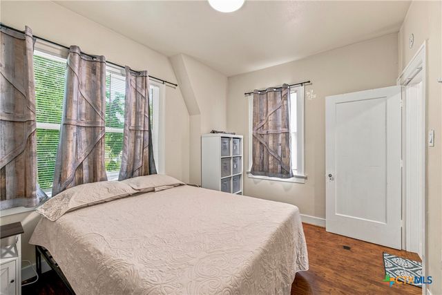 108 E College Street, Seguin, TX 78155