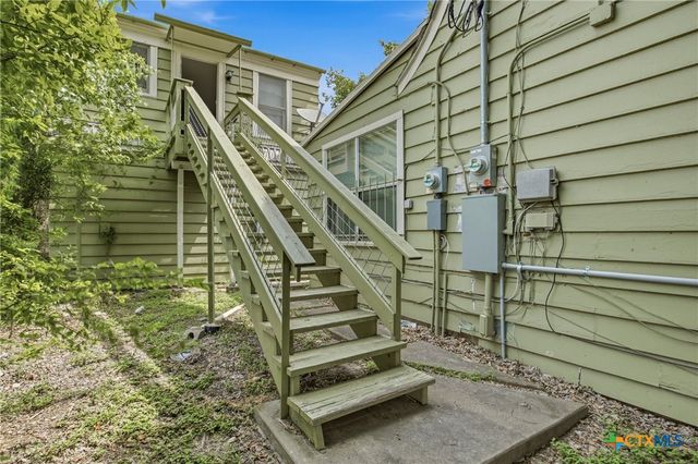108 E College Street, Seguin, TX 78155
