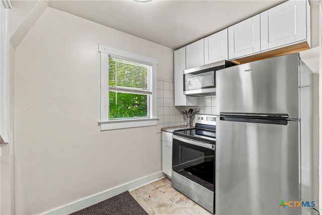 108 E College Street, Seguin, TX 78155