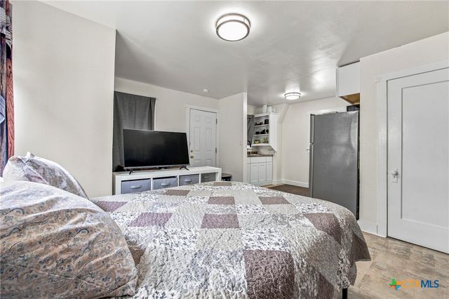 108 E College Street, Seguin, TX 78155