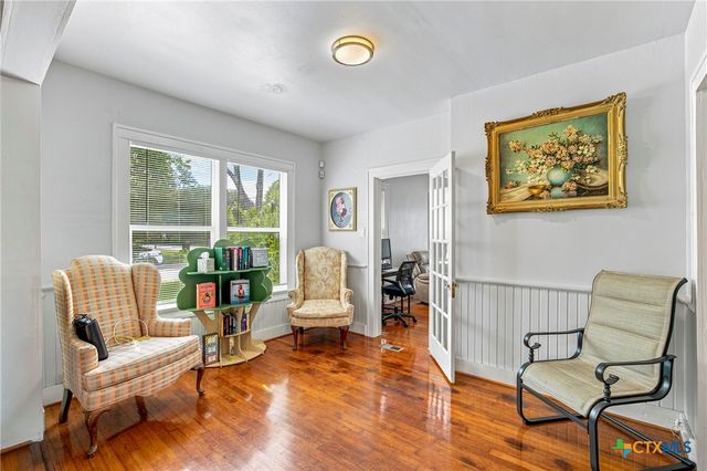 108 E College Street, Seguin, TX 78155