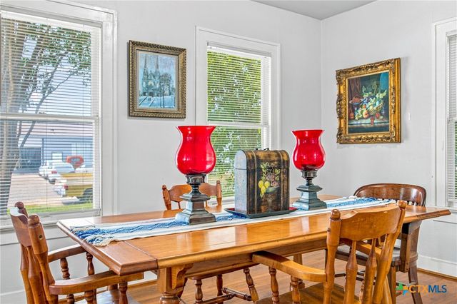 108 E College Street, Seguin, TX 78155
