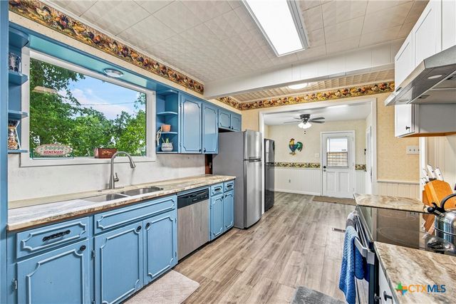 108 E College Street, Seguin, TX 78155