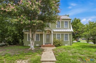 108 E College Street, Seguin, TX 78155