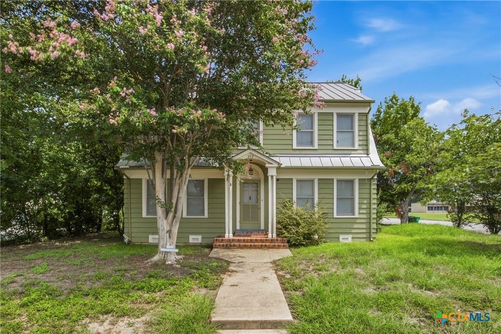 108 E College Street, Seguin, TX 78155