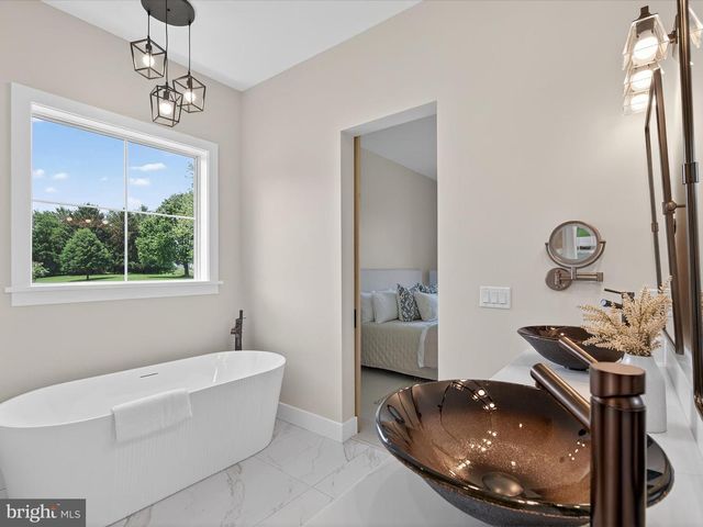 297 SARSEN DR, Lititz, PA 17543