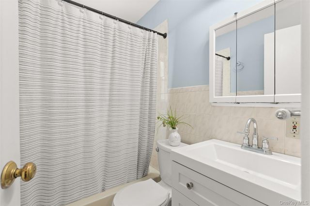 123 Park Avenue A4, Amityville, NY 11701