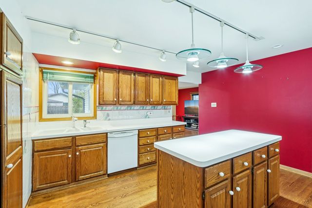 132 Tanglewood Drive, Elk Grove Village, IL 60007