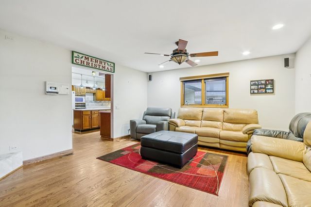 132 Tanglewood Drive, Elk Grove Village, IL 60007