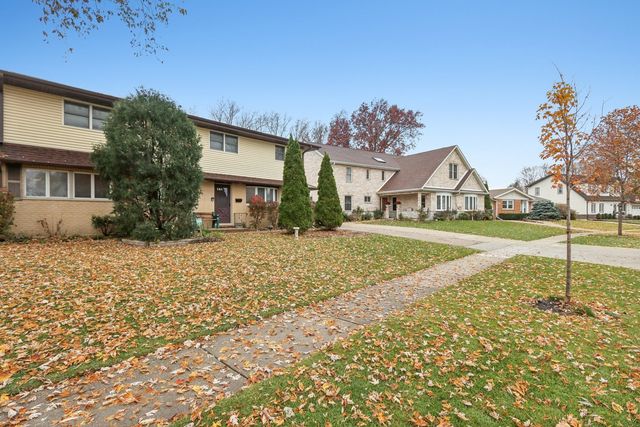 132 Tanglewood Drive, Elk Grove Village, IL 60007