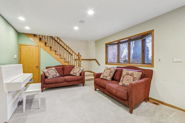 132 Tanglewood Drive, Elk Grove Village, IL 60007