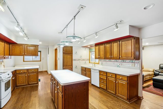 132 Tanglewood Drive, Elk Grove Village, IL 60007