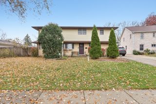 132 Tanglewood Drive, Elk Grove Village, IL 60007