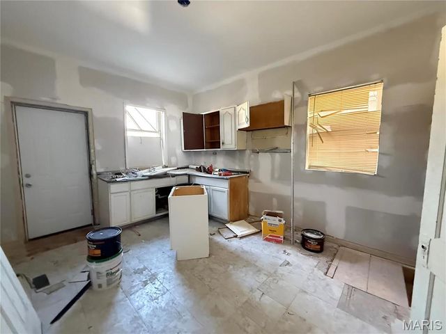 3949 Palm Street, St Louis, MO 63107