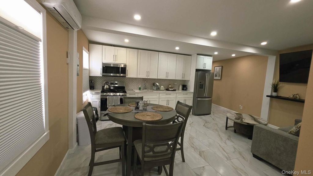 124-05 Jamaica Avenue 2F, Richmond Hill, NY 11418