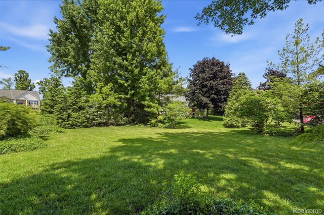 1174 Horseshoe Drive, South Lyon, MI 48178