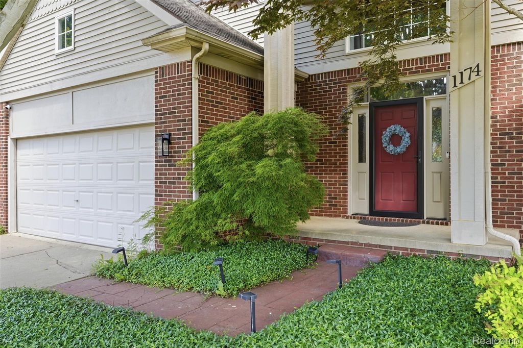 1174 Horseshoe Drive, South Lyon, MI 48178