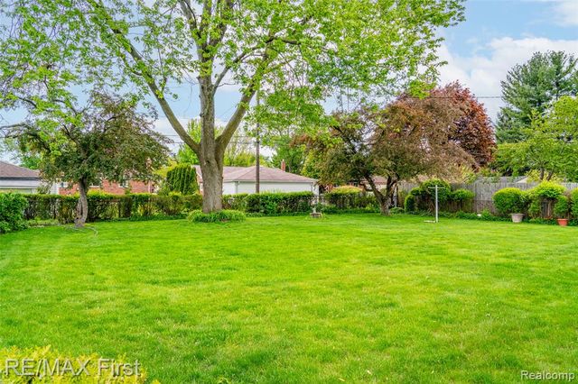8860 Kidley Drive, Sterling Heights, MI 48314