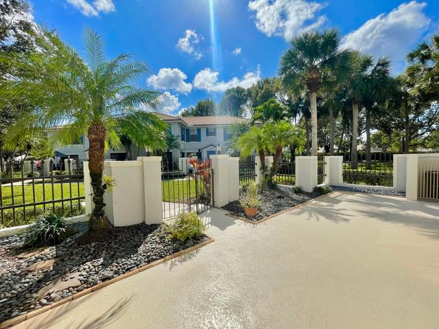 359 Prestwick Circle 2, Palm Beach Gardens, FL 33418