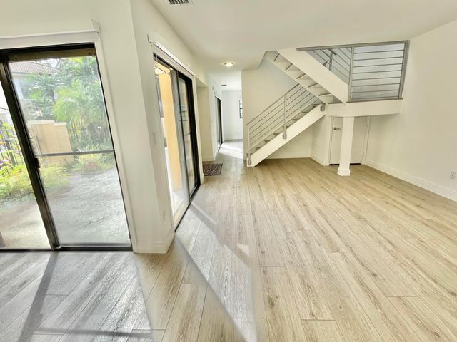 359 Prestwick Circle 2, Palm Beach Gardens, FL 33418