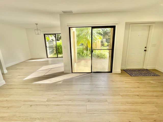 359 Prestwick Circle 2, Palm Beach Gardens, FL 33418