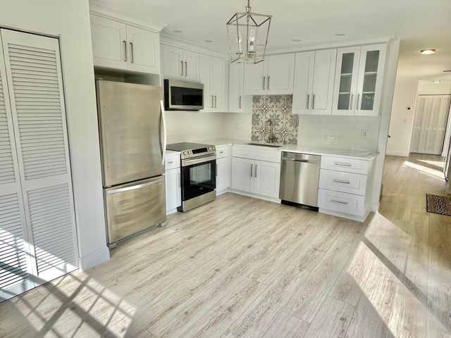 359 Prestwick Circle 2, Palm Beach Gardens, FL 33418